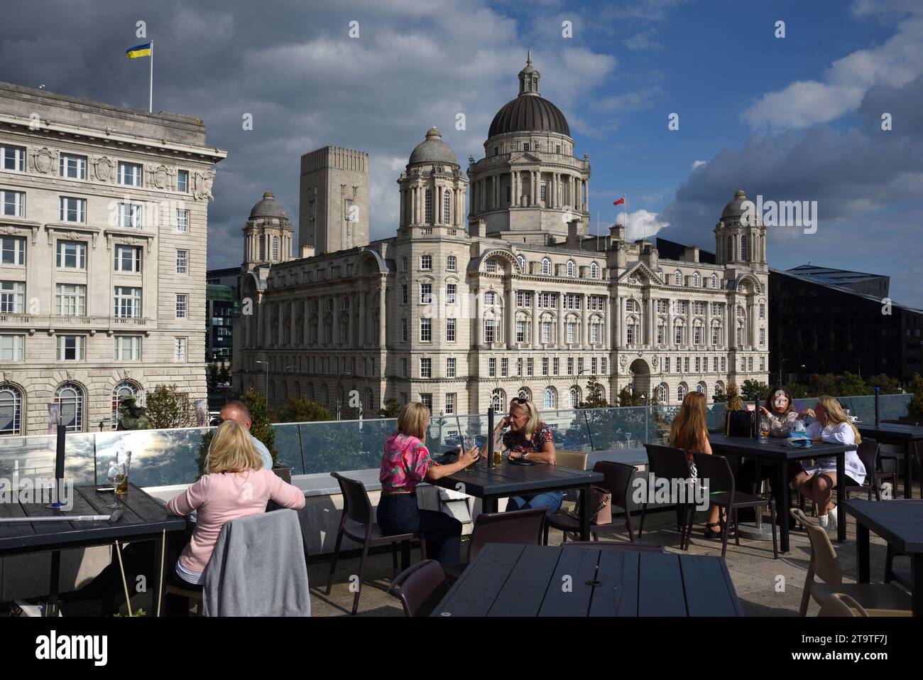 Port of Liverpool Building, eines der drei Graces, und Touristen in Dachbar oder Cafe am Pier Head oder Waterfront Liverpool UK Stockfoto
