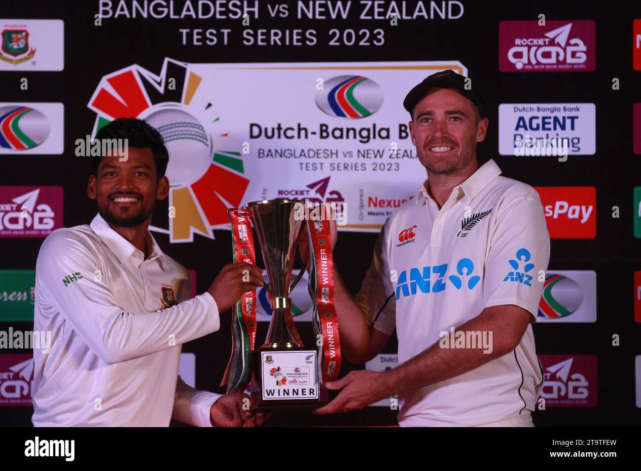 Der Kapitän Najmul Hossain Shanto (L) und der Kapitän Tim Southee (R) des neuseeländischen Testteams enthüllten die Trophäe der zwei Testmatch-Serie bei Stockfoto