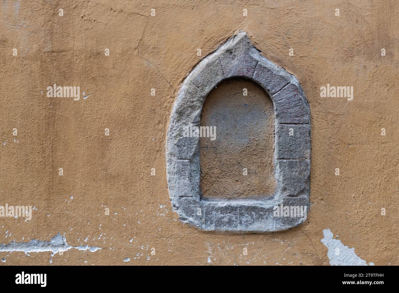 Ein einzigartiges Merkmal der Häuser in Florenz, Italien, ist die Buchette del vino oder Weinfenster, eine kleine, bogenförmige Öffnung, die Hunderte von Jahren zum Verkauf von Wein genutzt wird. Stockfoto