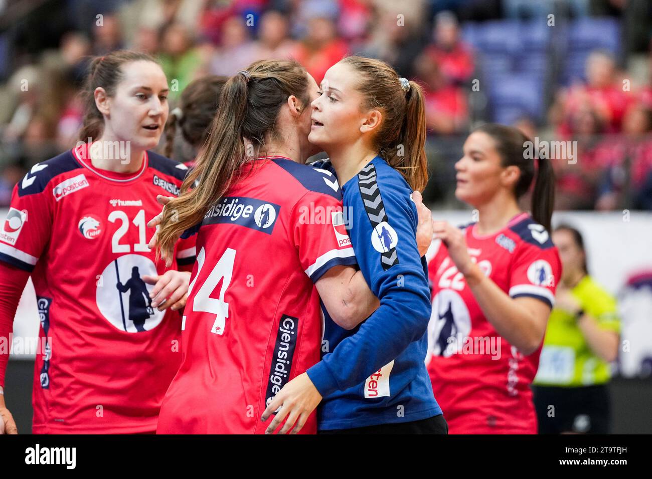 Lillehammer 20231125.Torhüterin Olivia Lykke Nygaard zusammen mit Ingvild Kristiansen Bakkerud (links) und Sanna Solberg-Isaksen nach dem internationalen Spiel zwischen Norwegen und Island in der Haakons Hall, vor der Handball-Weltmeisterschaft in Norwegen, Schweden und Dänemark. Das Spiel endete mit einem Sieg von 31-21. Foto: Beate Oma Dahle / NTB Stockfoto