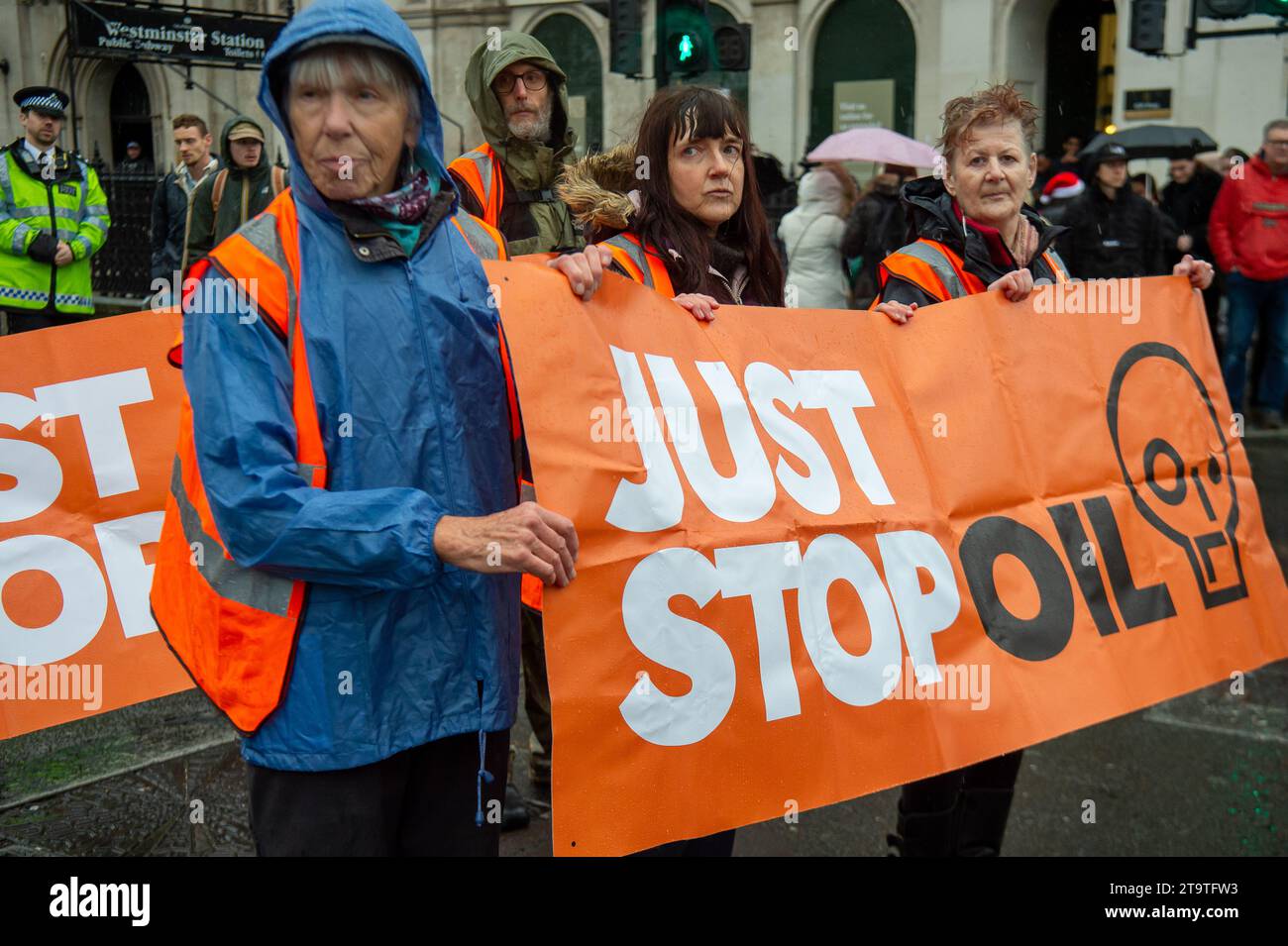 London, Großbritannien. November 2023. Just Stop Oil Demonstranten protestierten heute wieder in London. Sie begannen ihren Protest am Trafalgar Square und hielten dann vor der Downing Street an. Als sie versuchten, auf der Straße gegenüber dem Unterhaus zu sitzen, wurden sie schnell von der Met Police verhaftet und mit Handschellen gefesselt. Alle fünf Demonstranten wurden in Polizeiwagen mitgenommen. Die Höchststrafe für die vorsätzliche Blockierung einer Autobahn in England und Wales beträgt 51 Wochen Haft. Straftäter können ebenfalls mit Geldstrafen belegt werden. Quelle: Maureen McLean/Alamy Live News Stockfoto