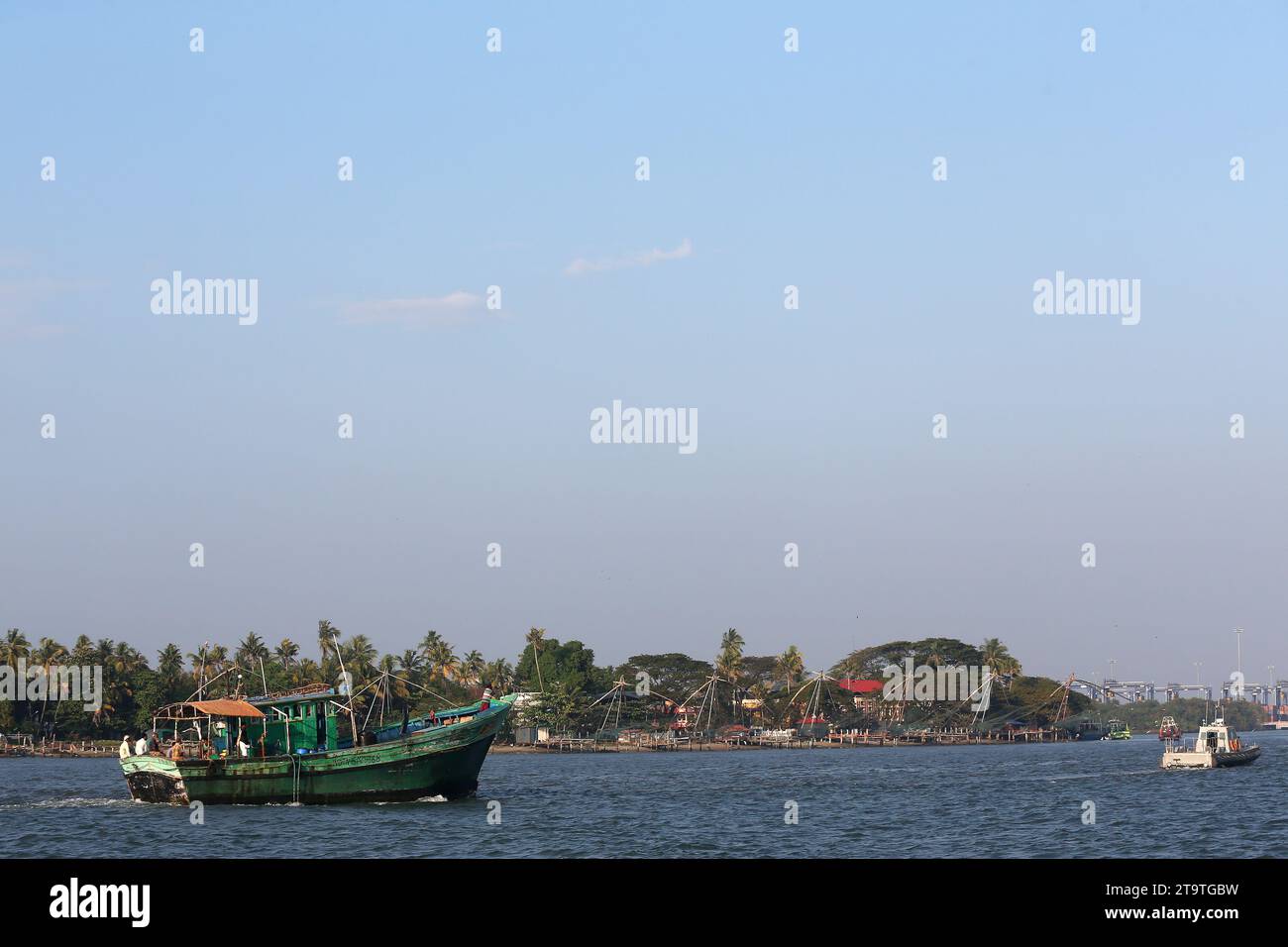 Kochi, Indien - 17. Dezember 2016: Ein kommerzielles Fischerboot fährt am Strand des Kochi Fort in Kochi, Indien. Stockfoto