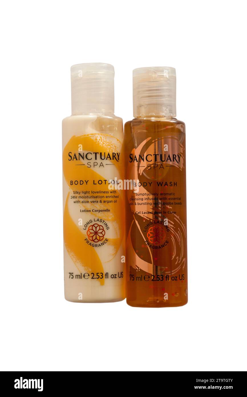 Sanctuary Spa Bodylotion und Körperwäsche isoliert auf weißem Hintergrund Stockfoto