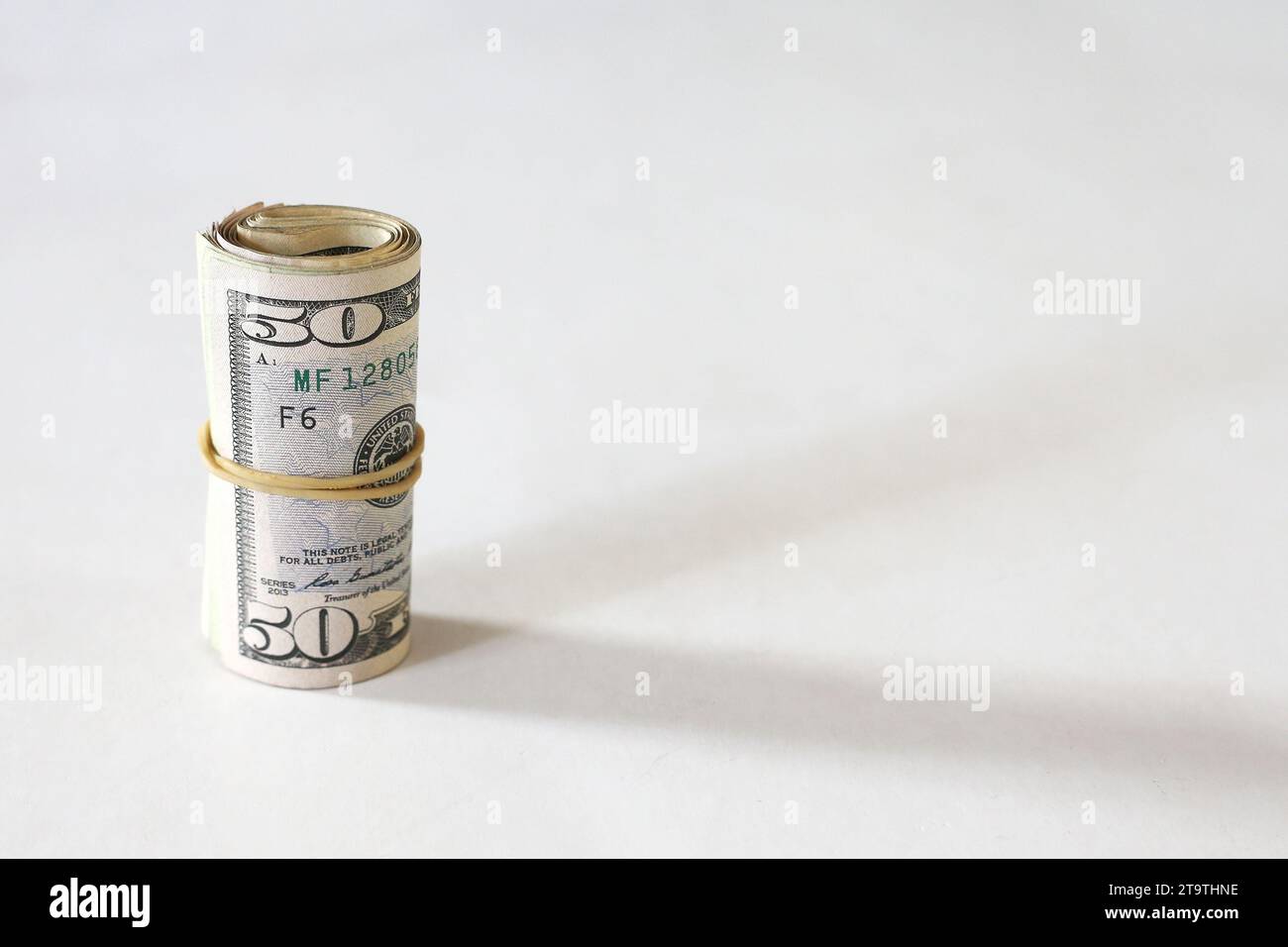 Eine Rolle Geld auf weißem Hintergrund Stockfoto
