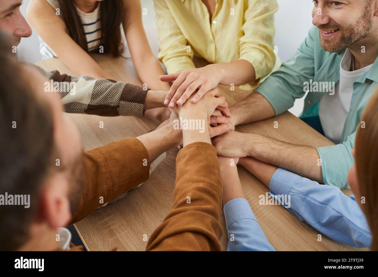 Ein Team von Freunden, das Hände stapelt, um das Konzept von Teamarbeit, Freundschaft und Unterstützung zu zeigen Stockfoto