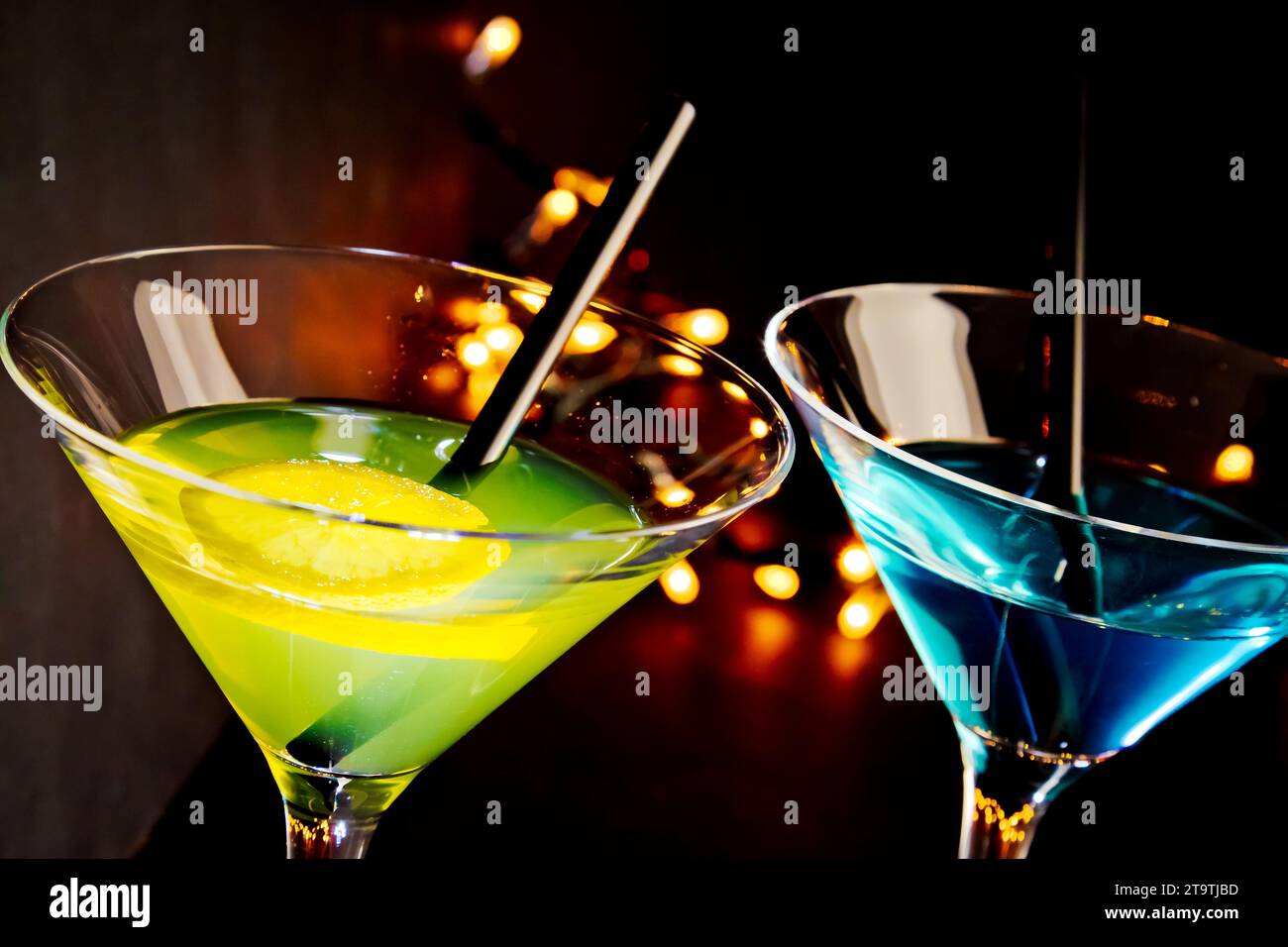 Cocktail-Drink an einem Disco-Bartisch, Club-Atmosphäre und lustiges Konzept Stockfoto