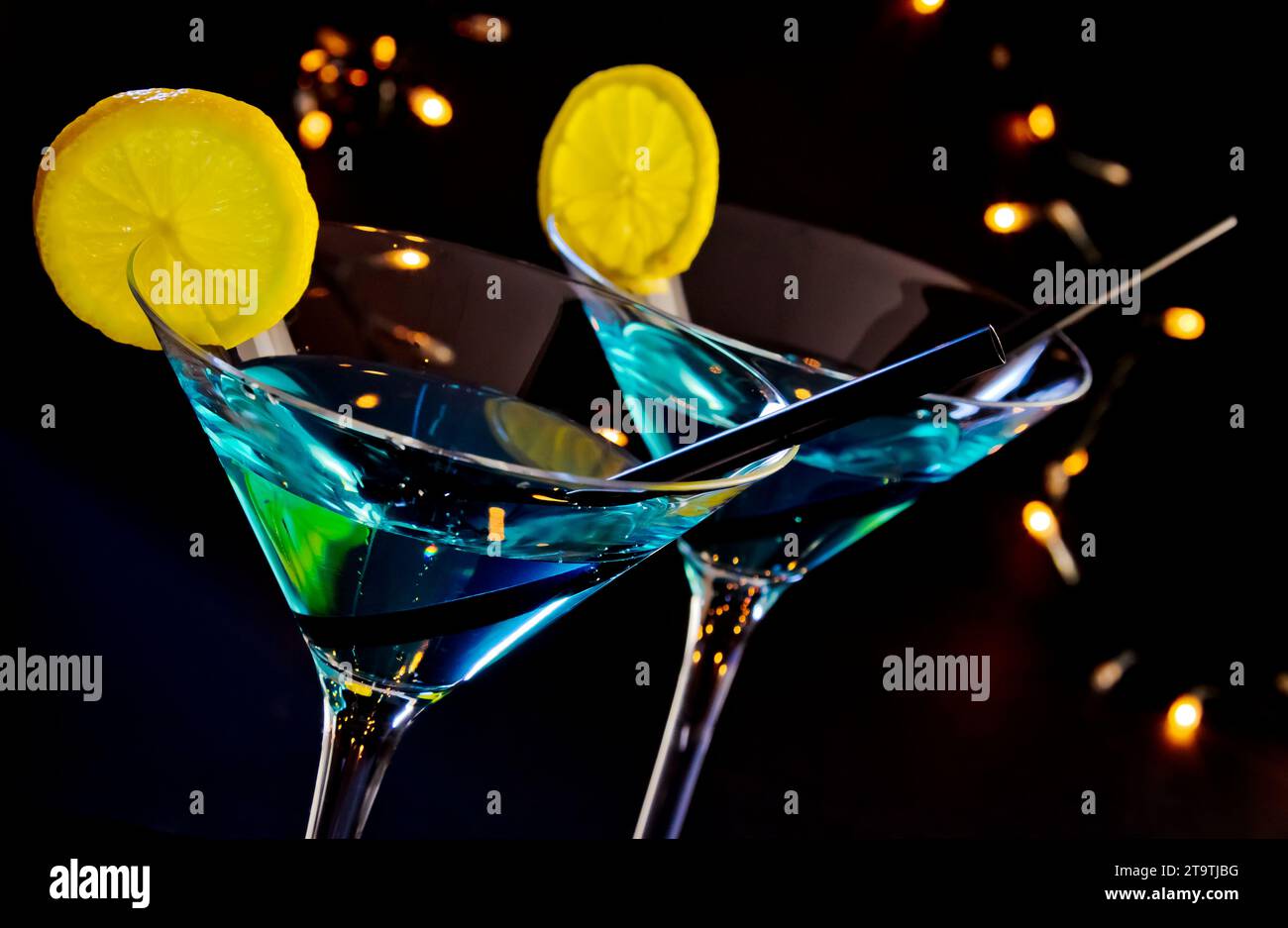 Blauer Cocktail auf einem Disco-Bartisch, Club-Atmosphäre und lustiges Konzept Stockfoto