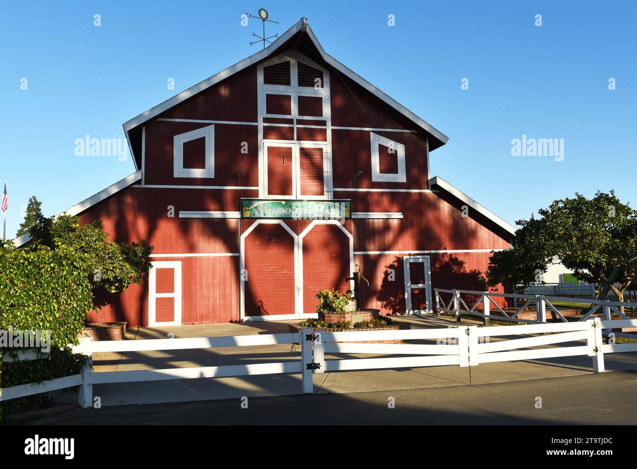 COSTA MESA, KALIFORNIEN - 12. November 2023: Die Millennium Barn im OC Messe- und Veranstaltungszentrum, Orange County Fairgrounds. Stockfoto