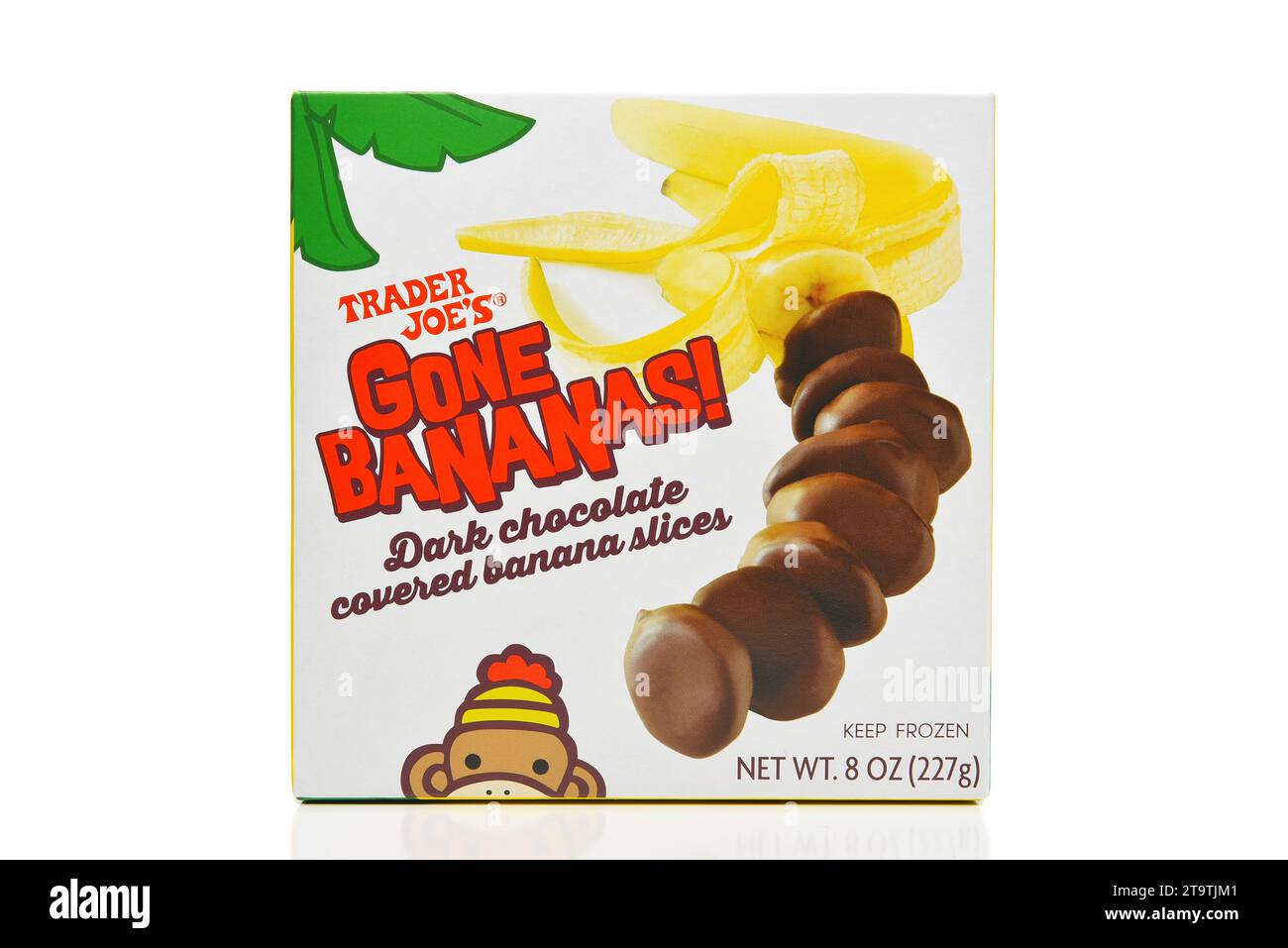 IRVINE, KALIFORNIEN - 21. November 2023: Trader Joes Gone Bananas Bananenscheiben mit dunkler Schokolade. Stockfoto