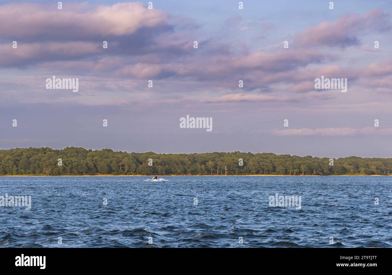 Kleiner Außenbord, der zur Schutzinsel fährt Stockfoto