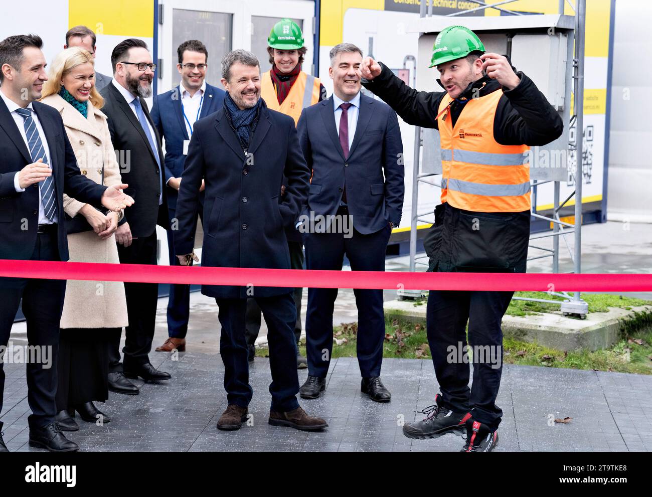 Aalborg, Dänemark. November 2023. Dänischer Kronprinz Frederik bei der Einweihung der Pilotanlage für die CO2-Abscheidung in Aalborg Portland am Montag, den 27. November 2023, unter Beteiligung des für Energie zuständigen EU-Kommissars Kadri Simson und des Ministers für Klima, Energie und Versorgung Lars Aagaard. (Foto: Henning Bagger/Ritzau Scanpix) Credit: Ritzau/Alamy Live News Stockfoto