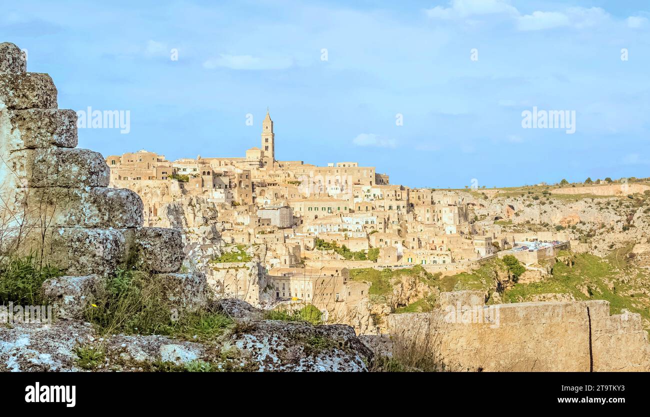 Panoramablick auf die typische Steine (Sassi di Matera) und Kirche von Matera UNESCO Kulturhauptstadt Europas 2019 unter blauem Himmel. Basilicata, Italien Stockfoto