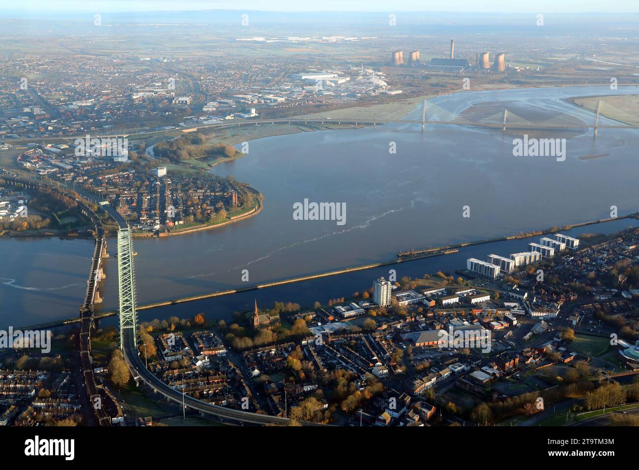 Aus der Vogelperspektive von der Silver Jubilee Bridge und der Mersey Gateway Bridge über den Fluss Mersey (auch Ethelfleda Eisenbahnbrücke) Stockfoto