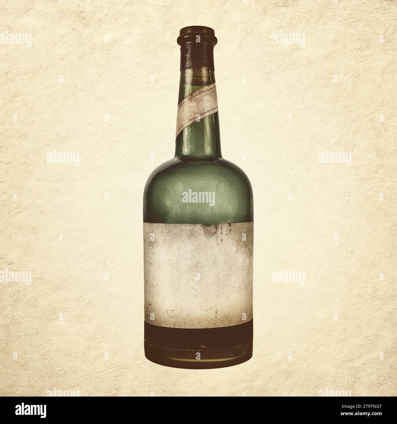 Vintage-Weinflasche mit verwittertem leerem Etikett auf Sepia-Hintergrund Stockfoto