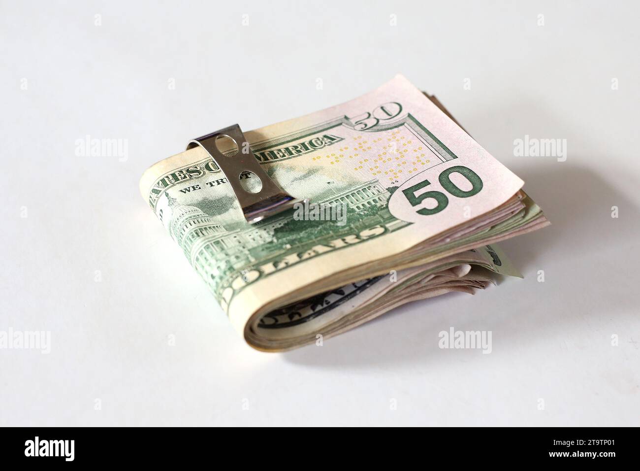 Eine Geldklammer mit $50 Scheinen Stockfoto