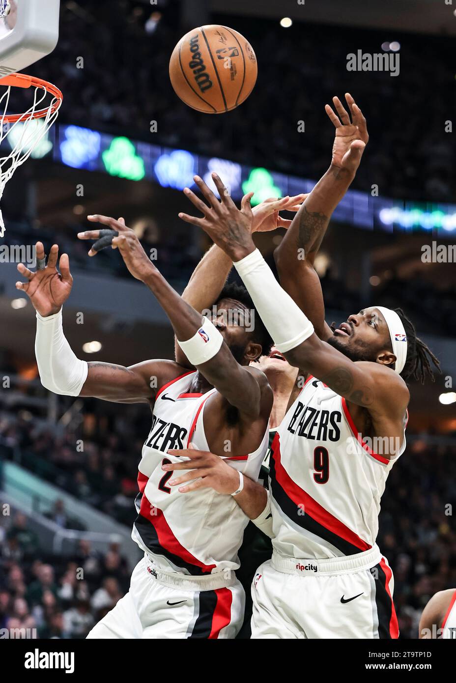 Milwaukee, USA. November 2023. DeAndre Ayton (L) und Jerami Grant von Portland Trail Blazers kämpfen um einen Rebound während des regulären NBA-Saisonspiels 2023-2024 zwischen den Milwaukee Bucks und den Portland Trail Blazers in Milwaukee, USA, am 26. November 2023. Quelle: Joel Lerner/Xinhua/Alamy Live News Stockfoto