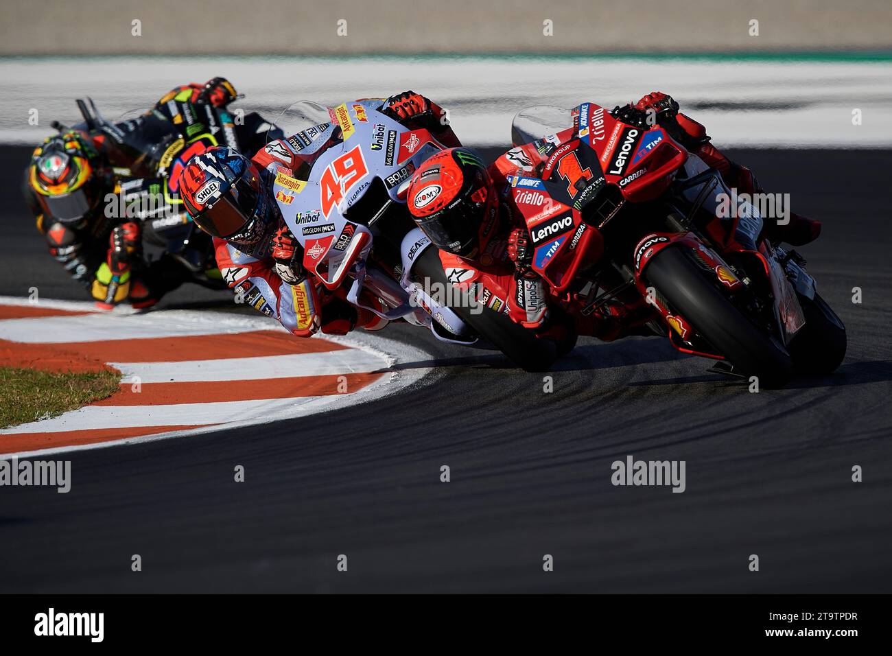 Valencia, Spanien. November 2023. Die Fahrer treten beim Rennen der Valencia MotoGP am 26. November 2023 auf der Rennstrecke Ricardo Tormo in Valencia, Spanien, an. Quelle: Str/Xinhua/Alamy Live News Stockfoto