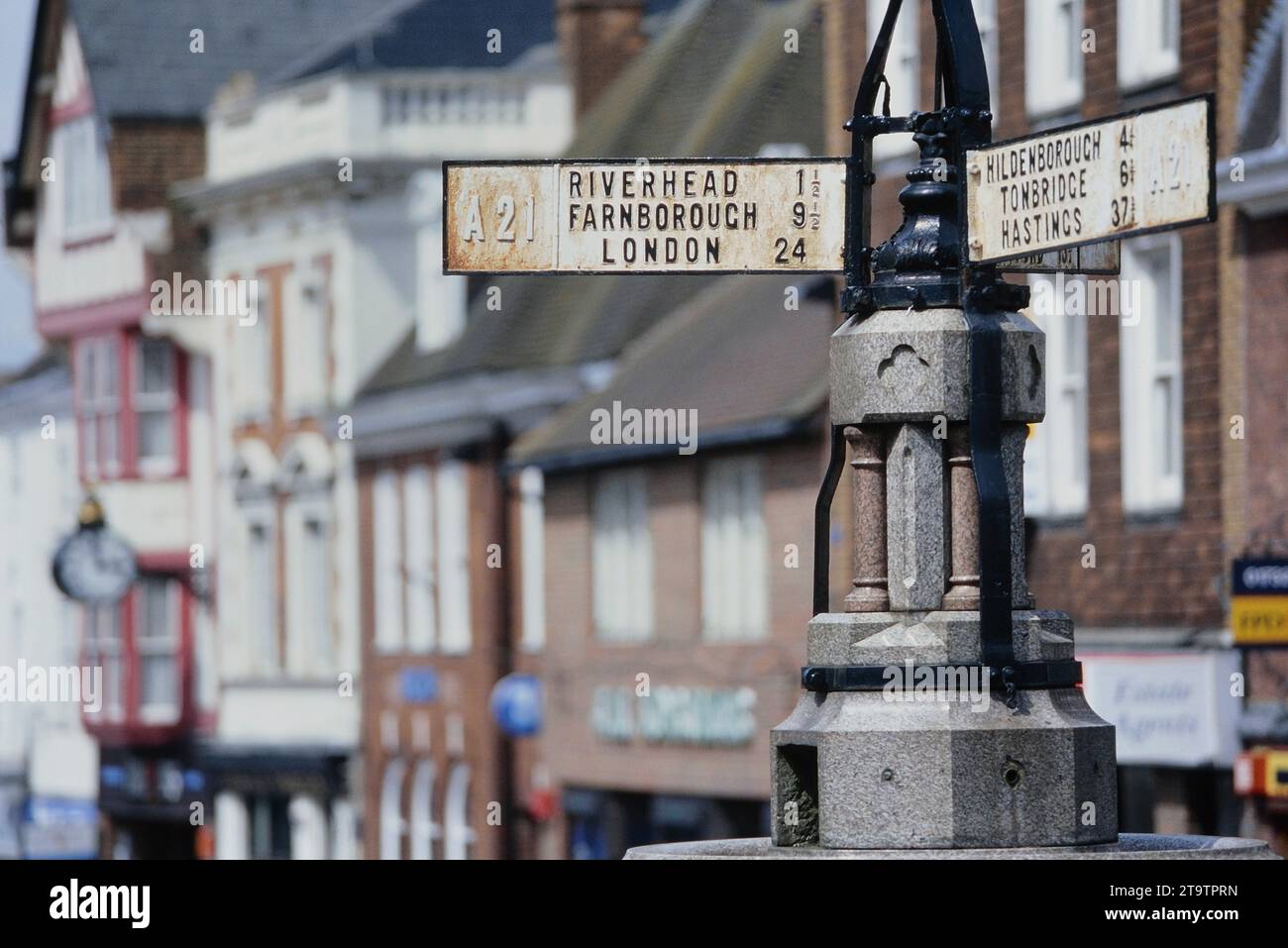 Stadtzentrum von Sevenoaks, Kent, alter Trinkbrunnen an der Kreuzung von High Street und London Road mit alten Schildern. Stockfoto