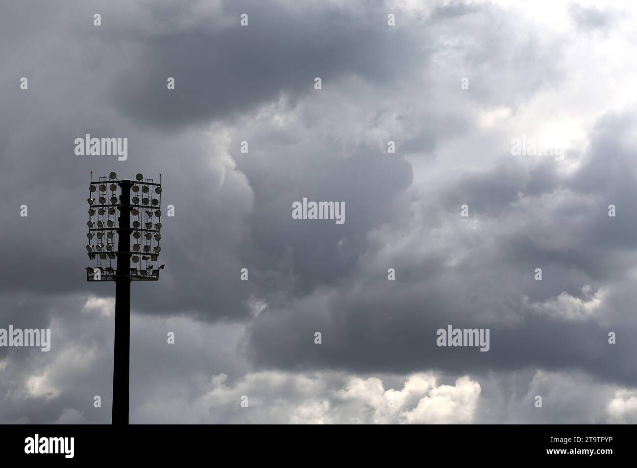 Allgemeine Sicht auf ein Stadionlicht vor einem bedeckten Himmel. Stockfoto