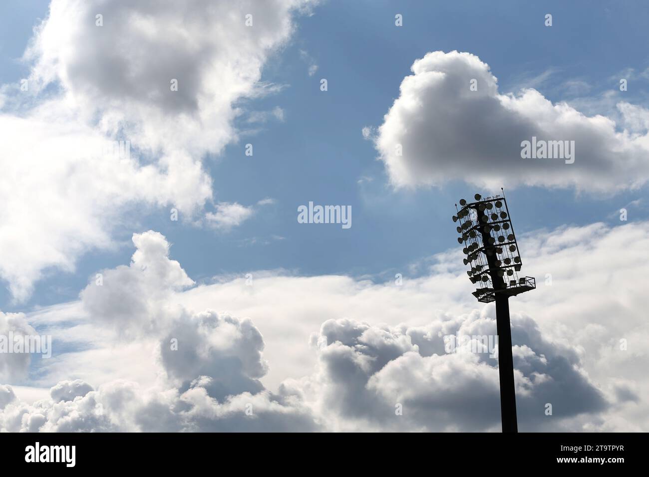 Stadionlicht gegen bewölkten Himmel. Stockfoto