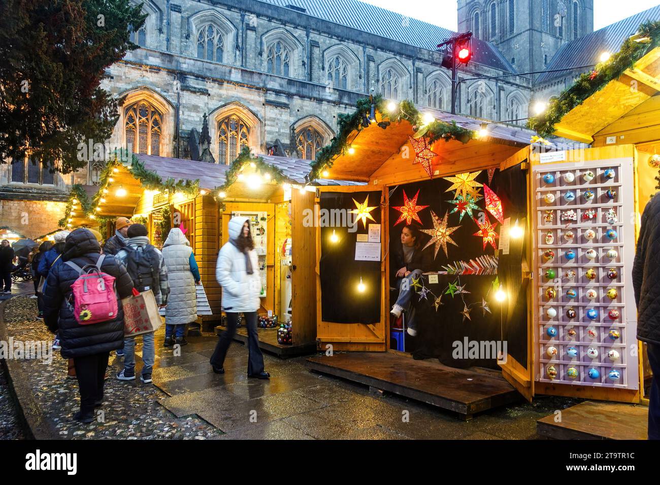 Winchester Christmas Market November bis Dezember 2023, Hampshire, England, Großbritannien, eine jährliche Festveranstaltung neben der Winchester Cathedral Stockfoto