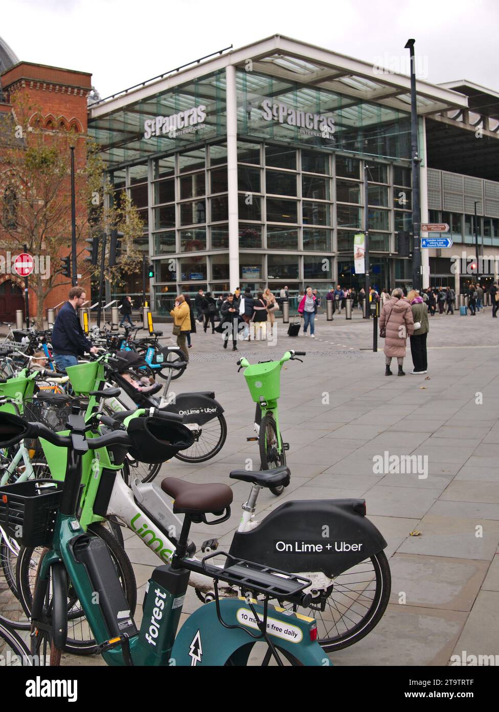 Fahrräder und Personen vor dem modernen Erweiterungseingang zum internationalen Bahnhof St. Pancras. London, Großbritannien Stockfoto