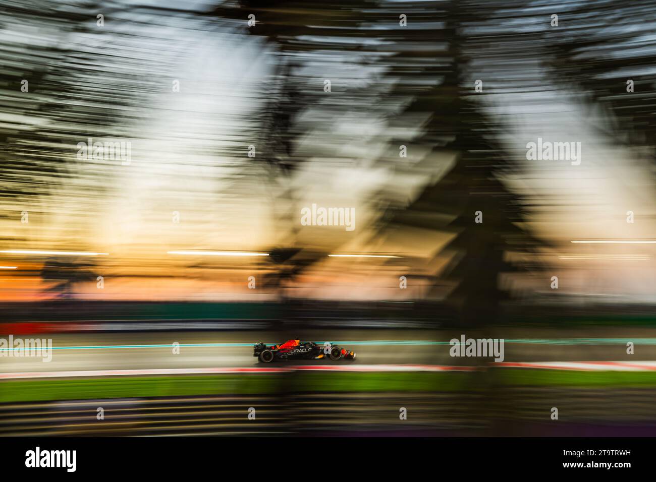 Yas Marina Circuit, Abu Dhabi, Vereinigte Arabische Emirate, 26.November 2023; Max Verstappen aus den Niederlanden und Oracle Red Bull Racing während des Formel-1-Grand Prix von Abu Dhabi (Foto: Jay HIRANO/ATP Images) (HIRANO Jay/ATP/SPP) Credit: SPP Sport Press Photo. /Alamy Live News Stockfoto