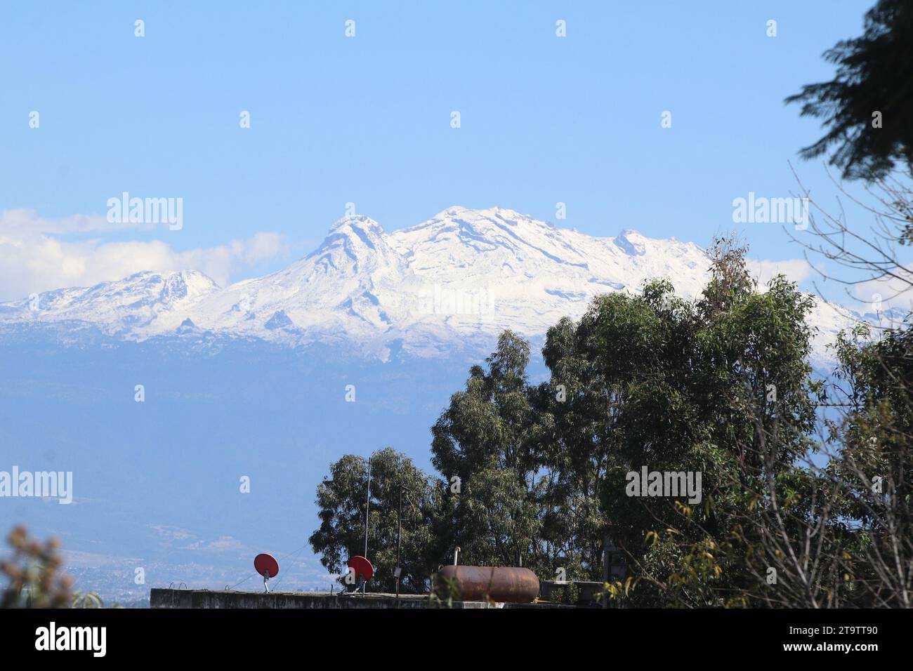 Mexiko-Stadt, Mexiko. November 2023. 24. November 2023, Mexiko-Stadt, Mexiko: Die Vulkane Popocatépetl und Iztaccíhuatl konnten an diesem Freitag aus verschiedenen Teilen des mexikanischen Tals beobachtet werden, die aufgrund der niedrigen Temperaturen noch immer mit Schnee bedeckt waren. nach der Durchfahrt der Kaltfront Nummer 11 für die mexikanische Republik am 24. November 2023 in Mexiko-Stadt, Mexiko (Foto: José Luis Torales/Eyepix Group/SIPA USA) Credit: SIPA USA/Alamy Live News Stockfoto