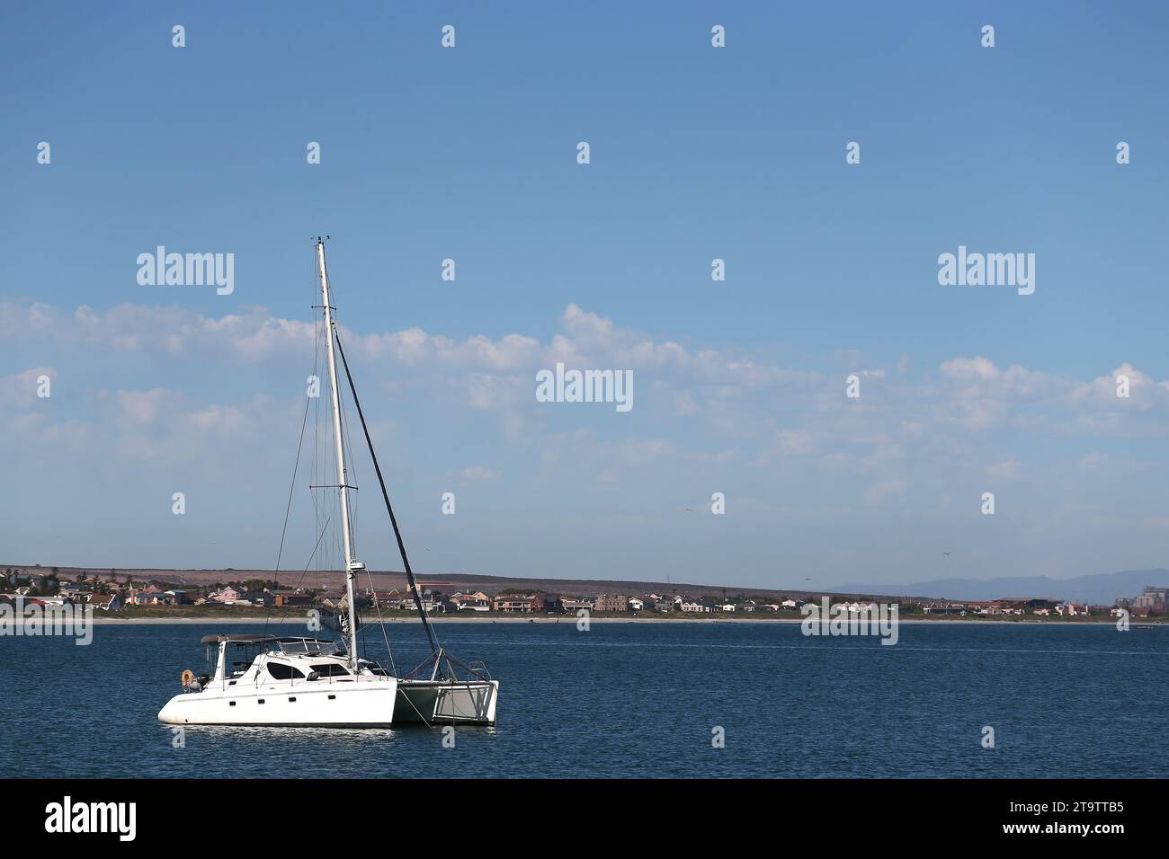 Ein Katamaran vor Anker in der Saldanha Bay an der Westküste Südafrikas Stockfoto