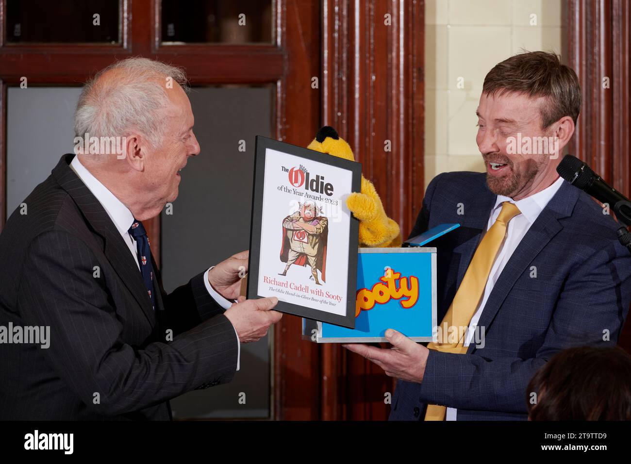 Gyles Brandreth, Ruß mit Richard Cadell im Oldie des Jahres 2023, 23.11.23 Stockfoto