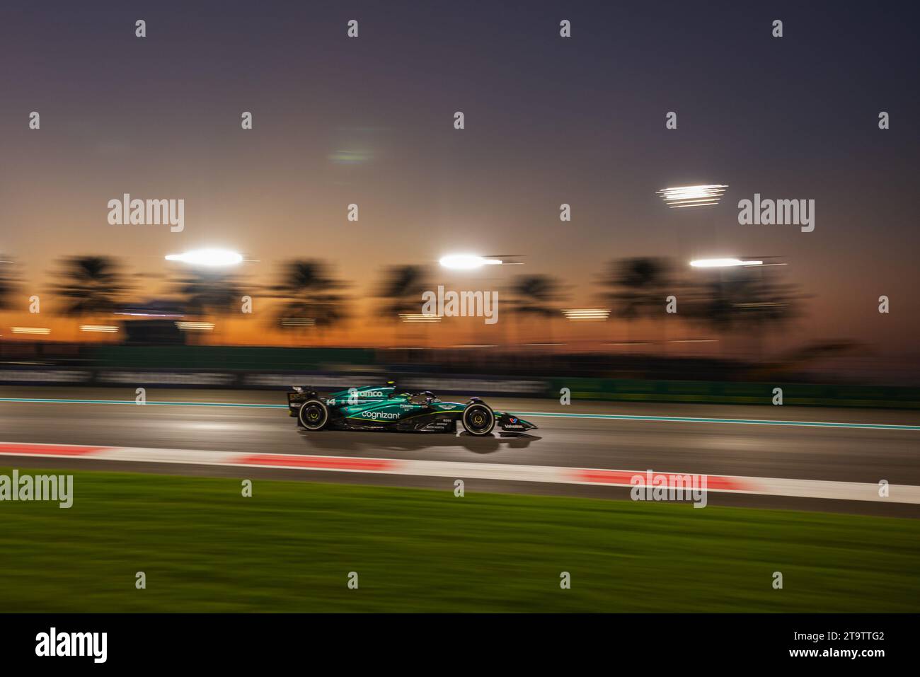 Yas Marina Circuit, Abu Dhabi, Vereinigte Arabische Emirate, 26.November 2023; Fernando Alonso aus Spanien und Aston Martin Aramco Cognizant F1 Team während des Formel-1-Grand Prix von Abu Dhabi ( Foto: Jay HIRANO / ATP Images ) (HIRANO Jay / ATP / SPP) Stockfoto