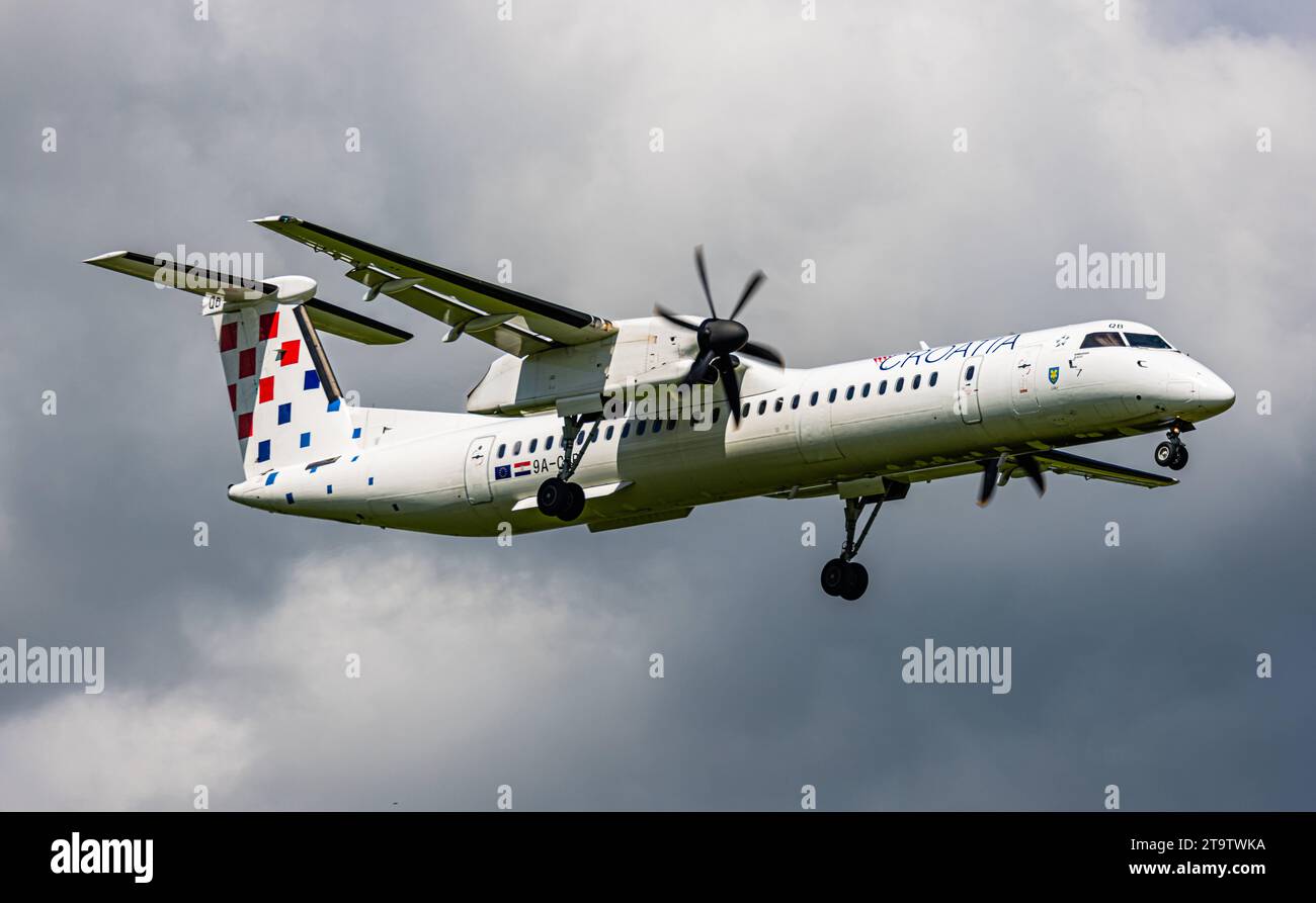 Croatia Airlines ein Bombardier Dash 8 von Croatia Airlines befindet sich im Landeanflug auf den Flughafen Zürich. Registrierung 9A-CQB. Zürich, Schweiz, 12.05.2023 *** Croatia Airlines A Croatia Airlines Bombardier Dash 8 ist im Anflug zum Flughafen Zürich Registrierung 9A CQB Zürich, Schweiz, 12 05 2023 Credit: Imago/Alamy Live News Stockfoto