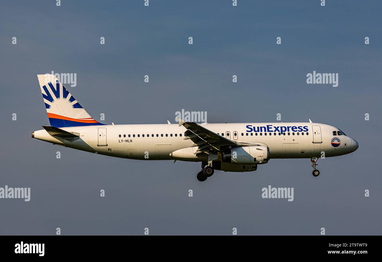 SunExpress ein Airbus A320-232 von SunExpress befindet sich im Landeanflug auf den Flughafen Zürich. Registrierung LY-MLN. Zürich, Schweiz, 01.06.2023 *** SunExpress an Airbus A320 232 von SunExpress nähert sich Zürich Airport Registration LY MLN Zürich, Schweiz, 01 06 2023 Credit: Imago/Alamy Live News Stockfoto