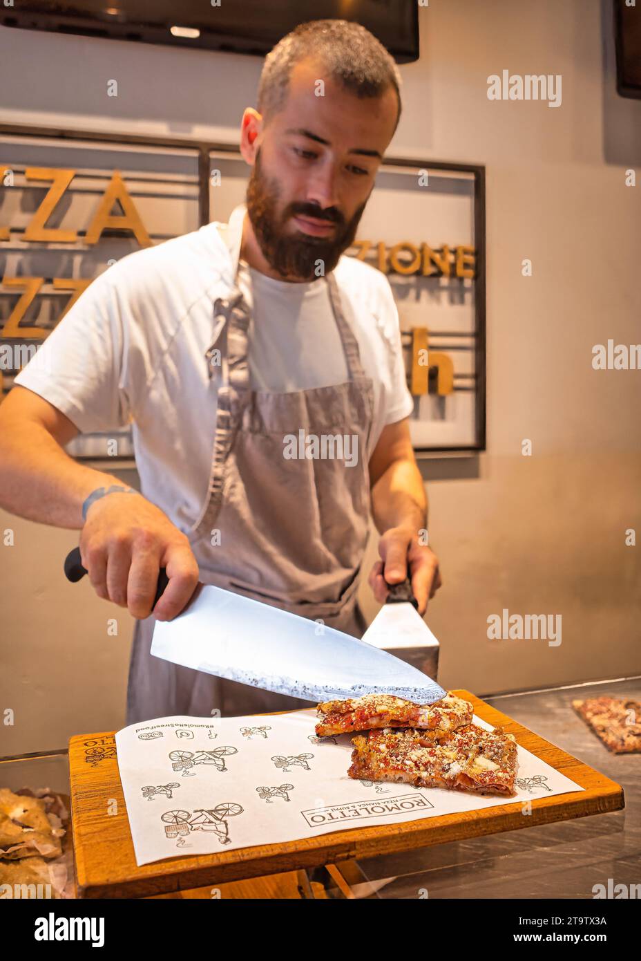 Perfekter Abend in einer Pizzeria: Einladende Atmosphäre, Duft von frisch gebackener Pizza und gemeinsames Lächeln. Stockfoto