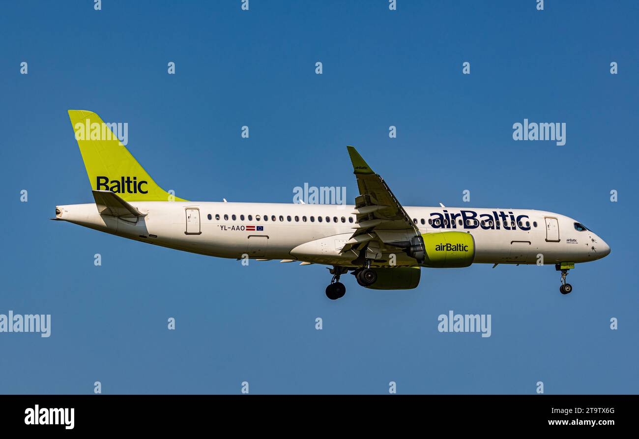 Air Baltic ein Airbus A220-300 von Air Baltic ist im Anflug auf die Landebahn 28 des Flughafen Zürich. Registrierung YL-AAO. Zürich, 06.06.2023 *** Air Baltic an Air Baltic Airbus A220 300 nähert sich der Start- und Landebahn 28 am Flughafen Zürich Anmeldung YL AAO Zürich, 06 06 2023 Credit: Imago/Alamy Live News Stockfoto
