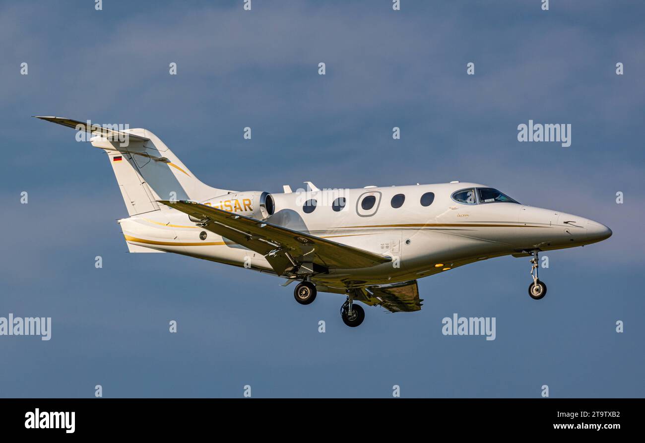 Beech 390 Premier IA eine Beecho 390 Premier IA eines Private Besitzers befindet sich im Landeanflug auf den Flughafen Zürich. Registrierung D-ISAR. Zürich, 06.06.2023 *** Beech 390 Premier IA A Beecho 390 Premier IA eines Privateigentümers nähert sich dem Flughafen Zürich Registrierung D ISAR Zürich, 06 06 2023 Credit: Imago/Alamy Live News Stockfoto