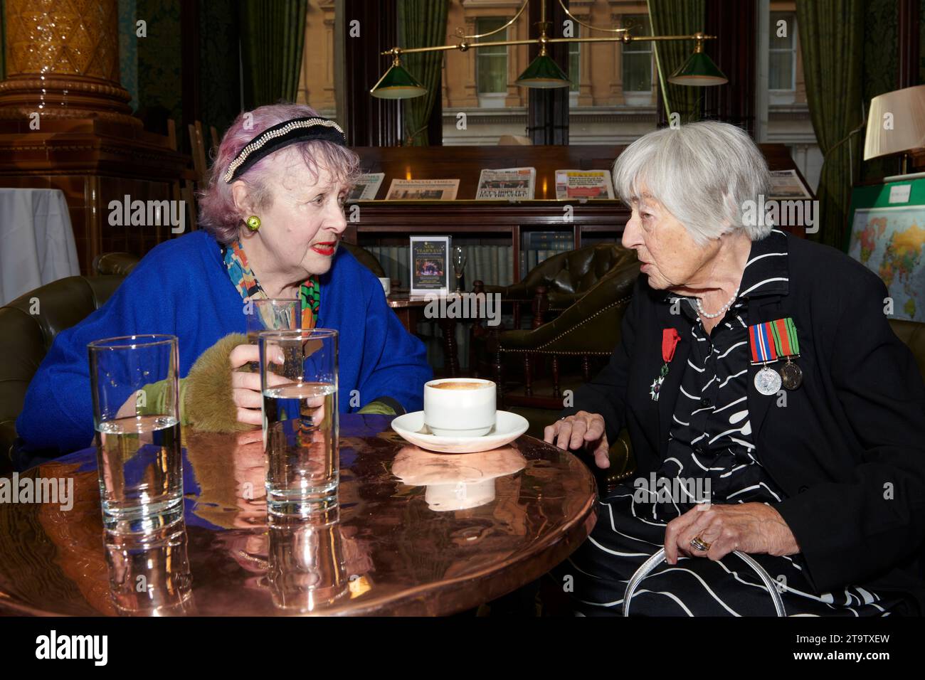 Mary Kenny & Patricia Owtram bei der Oldie des Jahres 2023 23-11-23; Stockfoto