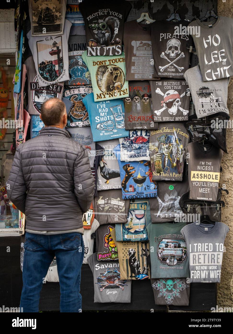 Mann, der in einem T-Shirt-Geschäft auf der River Street in Downtown Savannah Georgia einkaufen geht Stockfoto