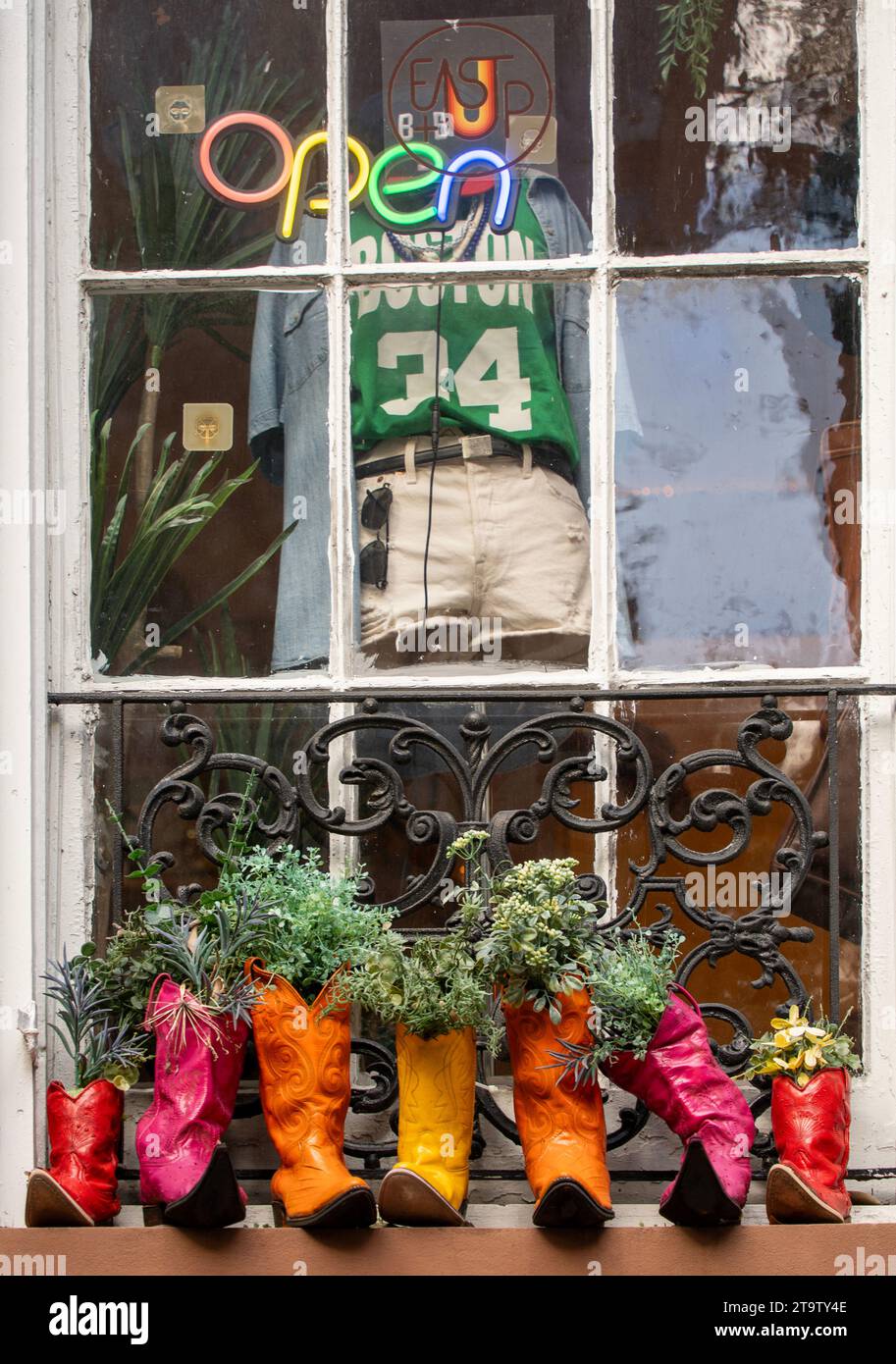 Souvenirladen mit lackierten Cowboystiefeln im vorderen Fenster der Innenstadt von Savannah Georgia Stockfoto