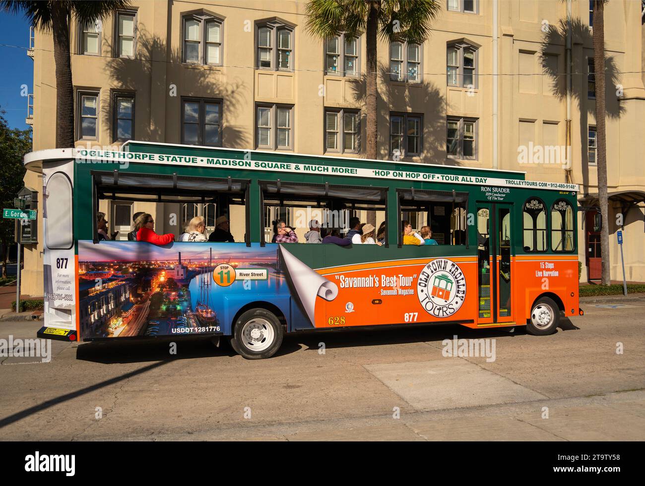 Trolley-Touren auf der Straße im Stadtzentrum von Savannah Georgia Stockfoto
