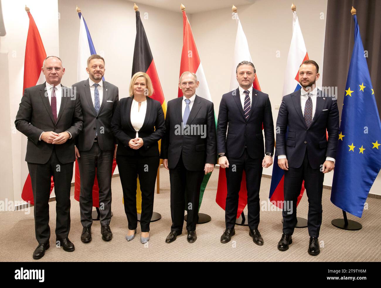 Szeged, Ungarn. November 2023. Gerhard Karner (l-r), Innenminister Österreichs, Vit Rakusan, Innenminister der Tschechischen Republik, Nancy Faeser (SPD), Innenminister Deutschlands, Sandor Pinter, Innenminister Ungarns, Bartosz Grodecki, Innenminister Polens, Matuj Sutaj Estok, Innenminister der Slowakei, stehen für ein Foto zusammen. Bundesinnenministerin Nancy Faeser (SPD) hat sich bereit erklärt, Daten über irreguläre Migration mit ihren Amtskollegen aus Mittel- und Osteuropa auszutauschen. Quelle: Stringer/Pool als Reuters von AFP/dpa/Alamy Live News Stockfoto