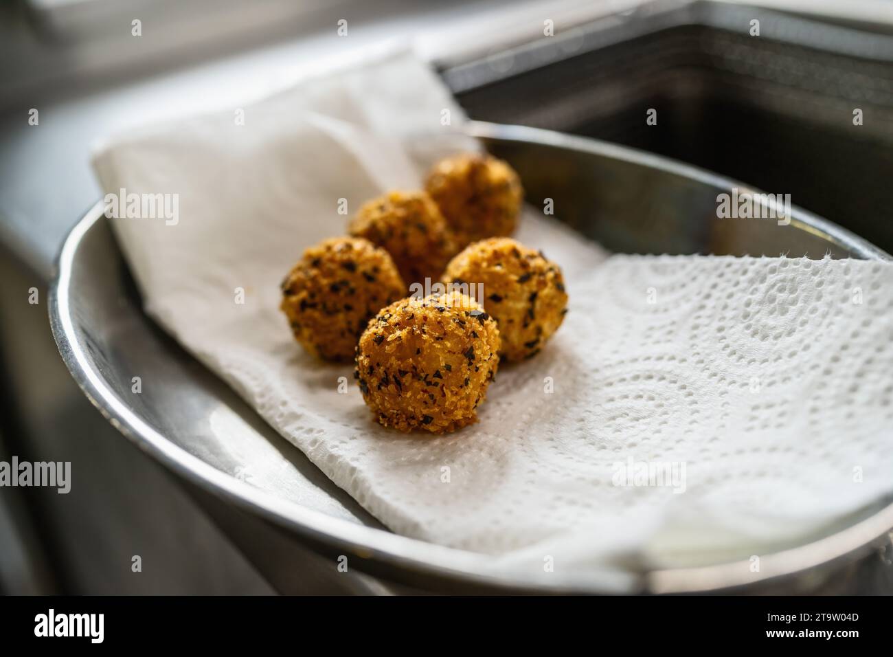 Vorspeise von gebratenen Kartoffelbällchen mit Kräutern in der Küche eines Restaurants. Lebensmittelfotografie Konzeptbild Stockfoto