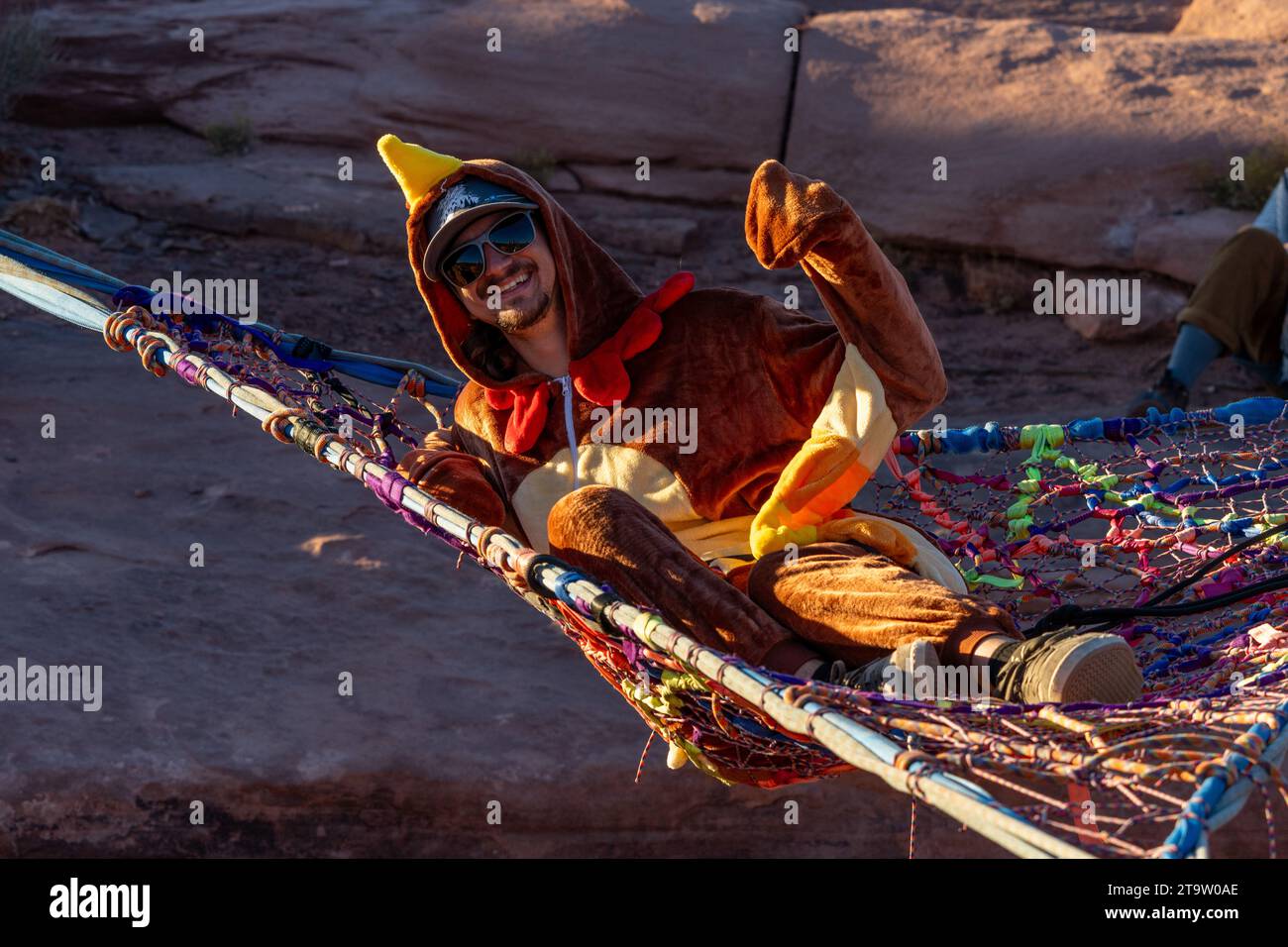 Ein männlicher Teilnehmer in einem truthahnkostüm beim GGBY Highline Festival in Moab, Utah. Stockfoto