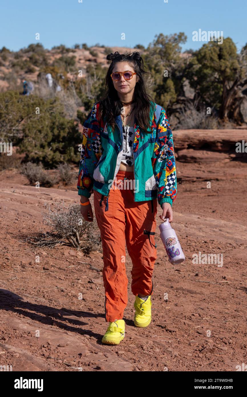 Eine weibliche Teilnehmerin beim GGBY Highline Festival in Moab, Utah. Stockfoto