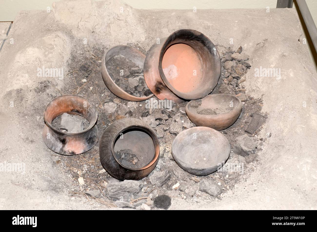 Bronzezeitliche argarische Kultur Archäologische Überreste im Museum von Galera aus der Lagerstätte Castellón Alto. Töpferei. Granada, Andalusien, Spanien. Stockfoto