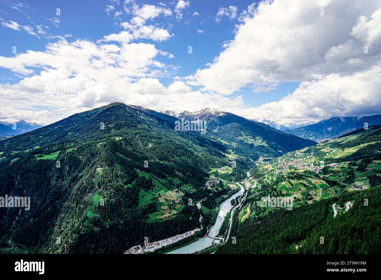 Die Pracht der Berge, gepaart mit dem Gefühl der endlosen Weite, weckt ein Gefühl der Ruhe und Majestät. Stockfoto