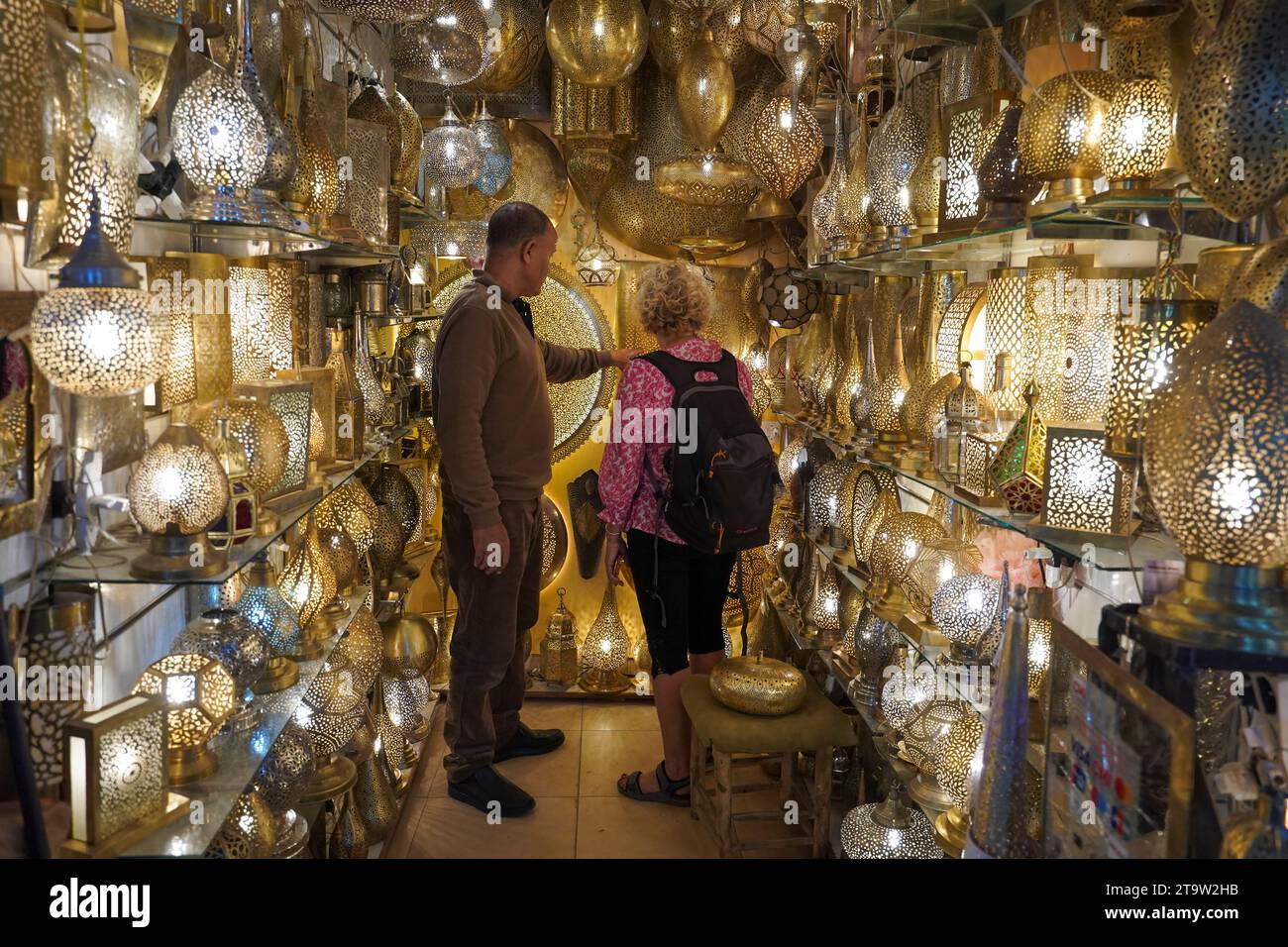 Nordafrika. Marokko. Marrakesch. Ein Tourist in einem Kupferlichtladen in den Souks der Medina Stockfoto