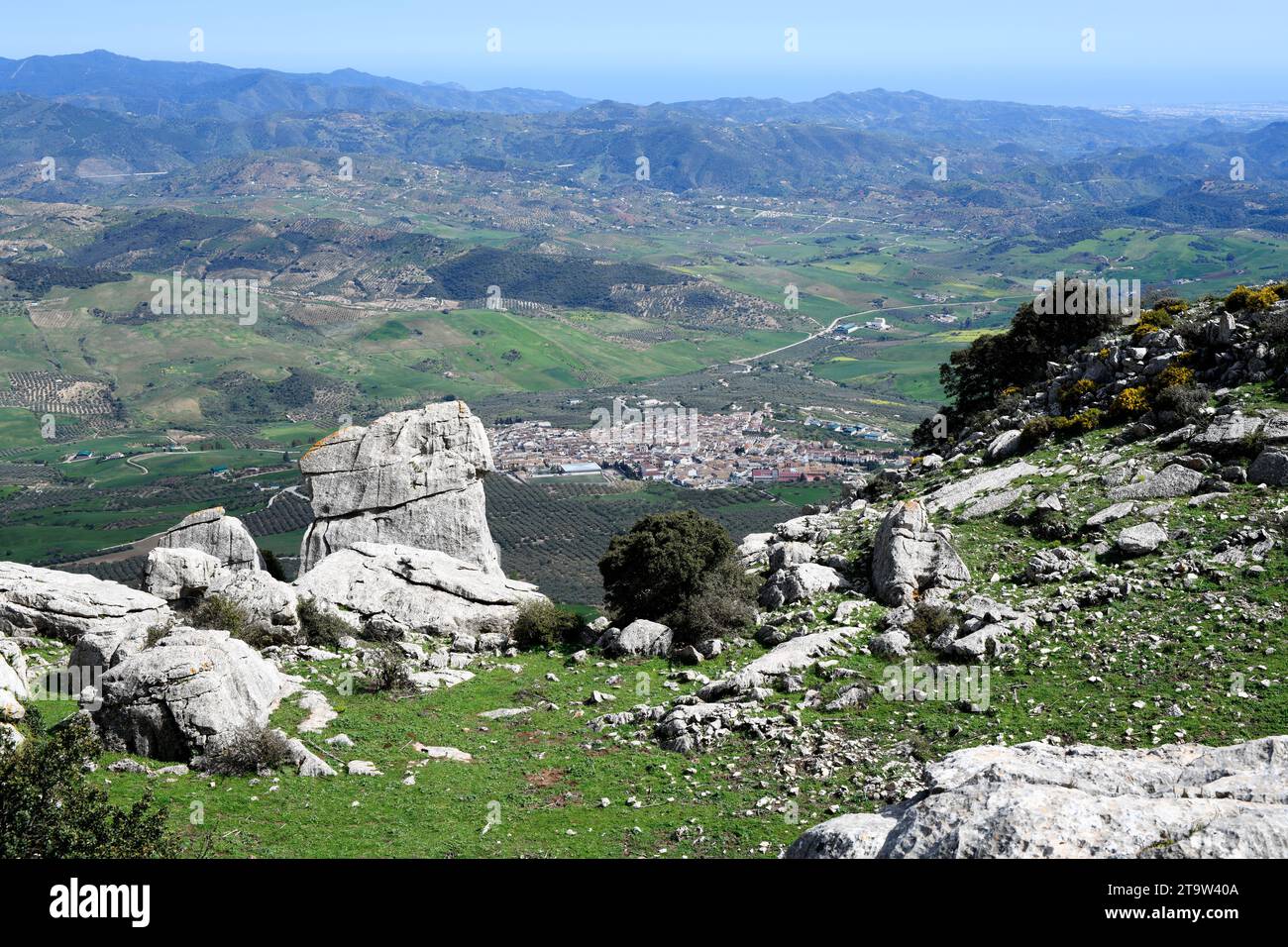 Villanueva de la Concepción von El Torcal de Antequera aus gesehen. Málaga, Amdalusia, Spanien. Stockfoto