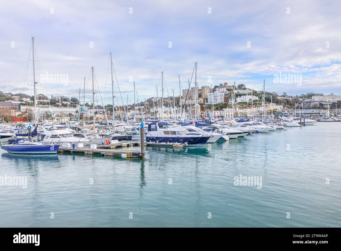 Yachten liegen in Torquay Marina an der englischen Riviera, South Devon. Stockfoto