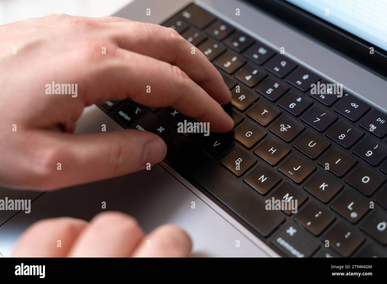 Bayern, Deutschland - 24. November 2023: Mann, der die Tastatur eines Laptops mit den Händen bedient. Schreiben auf der Computertastatur *** Mann bedient mit den Händen die Tastatur von einem Laptop Computer. Schreiben Sie an der Computertastatur Credit: Imago/Alamy Live News Stockfoto